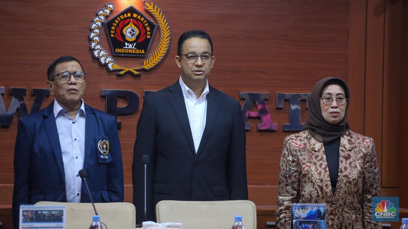 Calon Presiden nomor urut 1, Anies Baswedan saat menghadiri dialog capres di kantor Persatuan Wartawan Indonesia (PWI) Pusat, Jakarta, Jumat (1/12/2023). Calon Presiden nomor urut 1, Anies Baswedan saat menghadiri dialog capres di kantor Persatuan Wartawan Indonesia (PWI) Pusat, Jakarta, Jumat (1/12/2023). (CNBC Indonesia/Faisal Rahman)