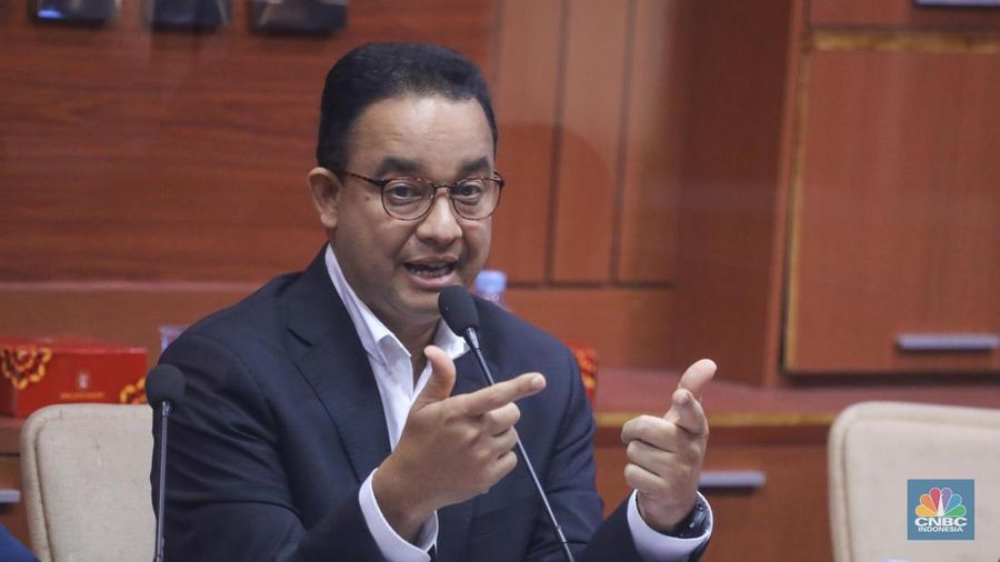 Calon Presiden nomor urut 1, Anies Baswedan saat menghadiri dialog capres di kantor Persatuan Wartawan Indonesia (PWI) Pusat, Jakarta, Jumat (1/12/2023). (CNBC Indonesia/Faisal Rahman)