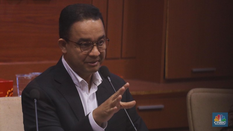 Calon Presiden nomor urut 1, Anies Baswedan saat menghadiri dialog capres di kantor Persatuan Wartawan Indonesia (PWI) Pusat, Jakarta, Jumat (1/12/2023). Calon Presiden nomor urut 1, Anies Baswedan saat menghadiri dialog capres di kantor Persatuan Wartawan Indonesia (PWI) Pusat, Jakarta, Jumat (1/12/2023). (CNBC Indonesia/Faisal Rahman)