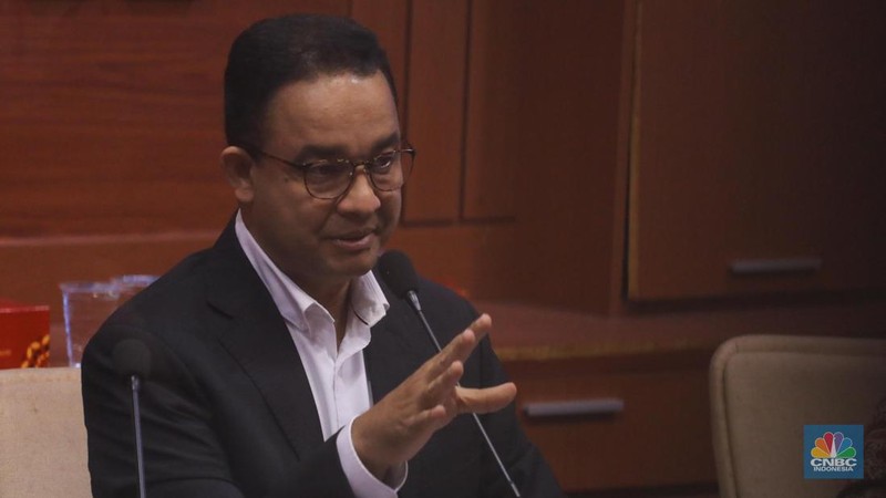 Calon Presiden nomor urut 1, Anies Baswedan saat menghadiri dialog capres di kantor Persatuan Wartawan Indonesia (PWI) Pusat, Jakarta, Jumat (1/12/2023). (CNBC Indonesia/Faisal Rahman)
