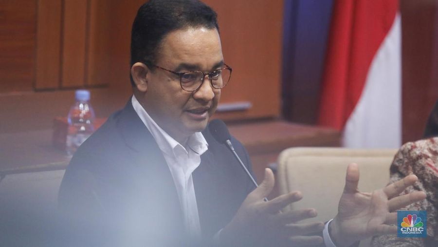Calon Presiden nomor urut 1, Anies Baswedan saat menghadiri dialog capres di kantor Persatuan Wartawan Indonesia (PWI) Pusat, Jakarta, Jumat (1/12/2023). (CNBC Indonesia/Faisal Rahman)