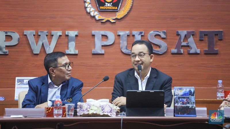 Calon Presiden nomor urut 1, Anies Baswedan saat menghadiri dialog capres di kantor Persatuan Wartawan Indonesia (PWI) Pusat, Jakarta, Jumat (1/12/2023). (CNBC Indonesia/Faisal Rahman)