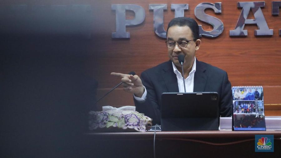 Calon Presiden nomor urut 1, Anies Baswedan saat menghadiri dialog capres di kantor Persatuan Wartawan Indonesia (PWI) Pusat, Jakarta, Jumat (1/12/2023). (CNBC Indonesia/Faisal Rahman)