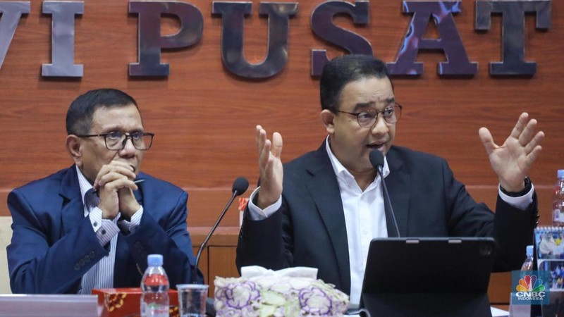Calon Presiden nomor urut 1, Anies Baswedan saat menghadiri dialog capres di kantor Persatuan Wartawan Indonesia (PWI) Pusat, Jakarta, Jumat (1/12/2023). (CNBC Indonesia/Faisal Rahman)