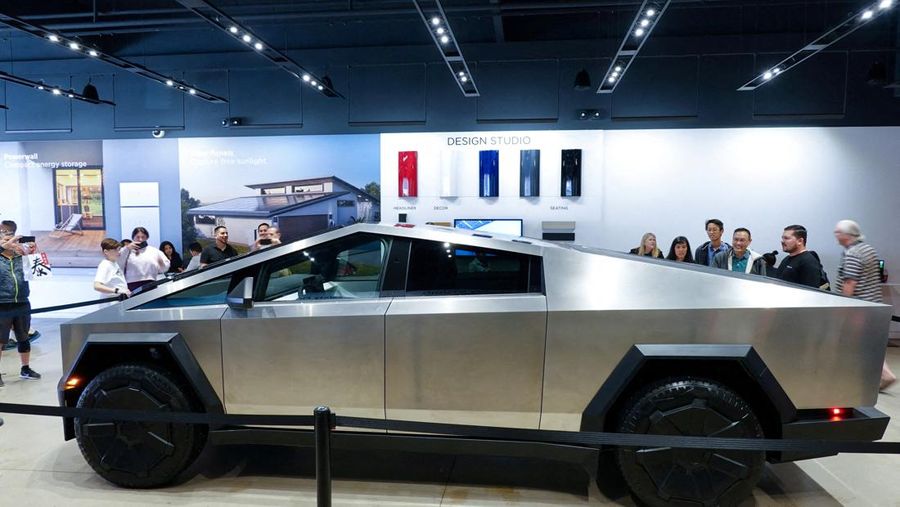 Cybertruck baru Tesla dipamerkan di toko Tesla di San Diego, California, AS, 20 November 2023. (REUTERS/Mike Blake)