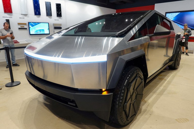 Elon Musk break sejenak dari kontroversi Twitter X, Yahudi, dan Israel. Ia muncul di markas Tesla memamerkan truk pick up listrik Cybertruck. Elon Musk break sejenak dari kontroversi Twitter X, Yahudi, dan Israel. Ia muncul di markas Tesla memamerkan truk pick up listrik Cybertruck. (Tangkapan Layar Video Reuters/TESLA HANDOUT)