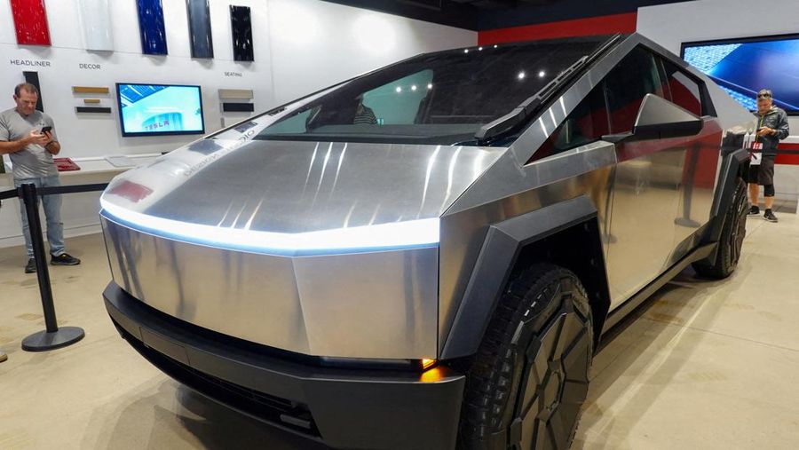 Elon Musk break sejenak dari kontroversi Twitter X, Yahudi, dan Israel. Ia muncul di markas Tesla memamerkan truk pick up listrik Cybertruck. (Tangkapan Layar Video Reuters/TESLA HANDOUT)