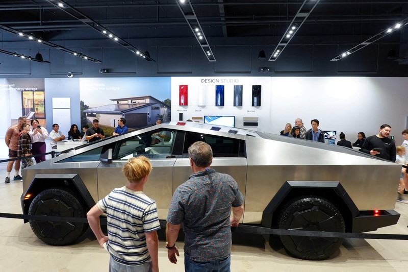 Elon Musk break sejenak dari kontroversi Twitter X, Yahudi, dan Israel. Ia muncul di markas Tesla memamerkan truk pick up listrik Cybertruck. Elon Musk break sejenak dari kontroversi Twitter X, Yahudi, dan Israel. Ia muncul di markas Tesla memamerkan truk pick up listrik Cybertruck. (Tangkapan Layar Video Reuters/TESLA HANDOUT)