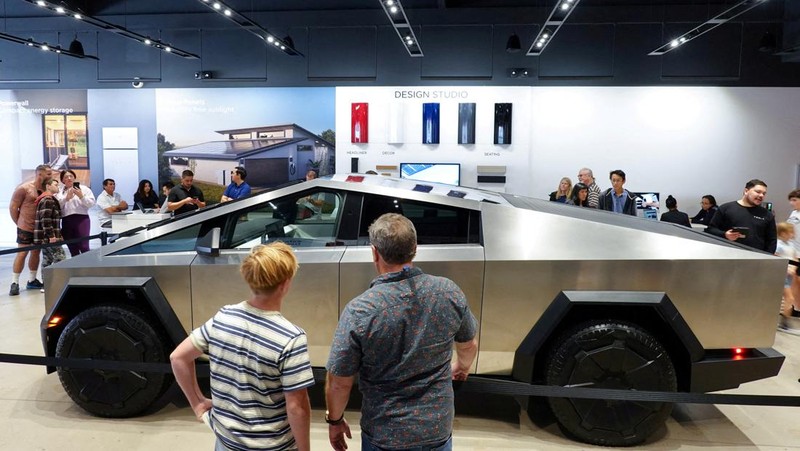 Elon Musk break sejenak dari kontroversi Twitter X, Yahudi, dan Israel. Ia muncul di markas Tesla memamerkan truk pick up listrik Cybertruck. (Tangkapan Layar Video Reuters/TESLA HANDOUT)