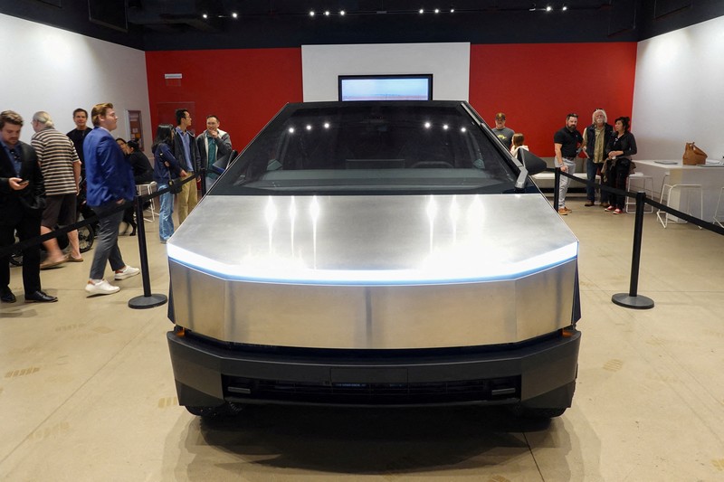 Elon Musk break sejenak dari kontroversi Twitter X, Yahudi, dan Israel. Ia muncul di markas Tesla memamerkan truk pick up listrik Cybertruck. Elon Musk break sejenak dari kontroversi Twitter X, Yahudi, dan Israel. Ia muncul di markas Tesla memamerkan truk pick up listrik Cybertruck. (Tangkapan Layar Video Reuters/TESLA HANDOUT)