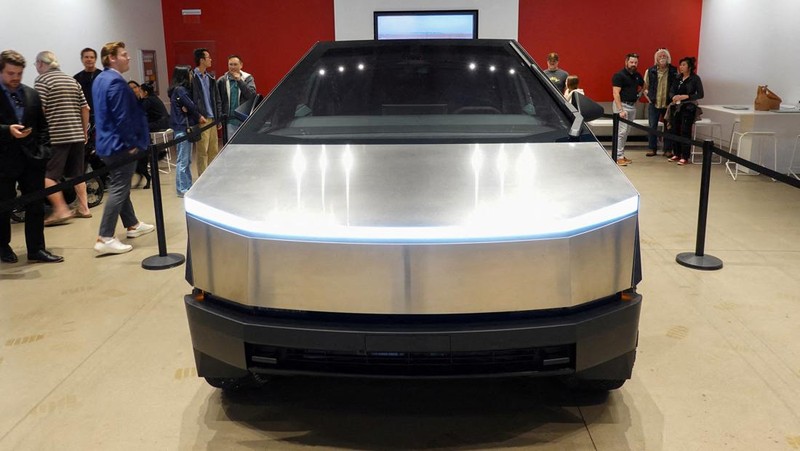 Elon Musk break sejenak dari kontroversi Twitter X, Yahudi, dan Israel. Ia muncul di markas Tesla memamerkan truk pick up listrik Cybertruck. (Tangkapan Layar Video Reuters/TESLA HANDOUT)