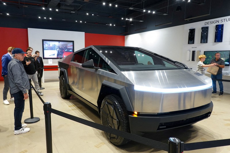 Elon Musk break sejenak dari kontroversi Twitter X, Yahudi, dan Israel. Ia muncul di markas Tesla memamerkan truk pick up listrik Cybertruck. Elon Musk break sejenak dari kontroversi Twitter X, Yahudi, dan Israel. Ia muncul di markas Tesla memamerkan truk pick up listrik Cybertruck. (Tangkapan Layar Video Reuters/TESLA HANDOUT)
