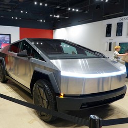 Elon Musk Pamer, Cek Penampakan Truk Listrik Cybertruck Tesla