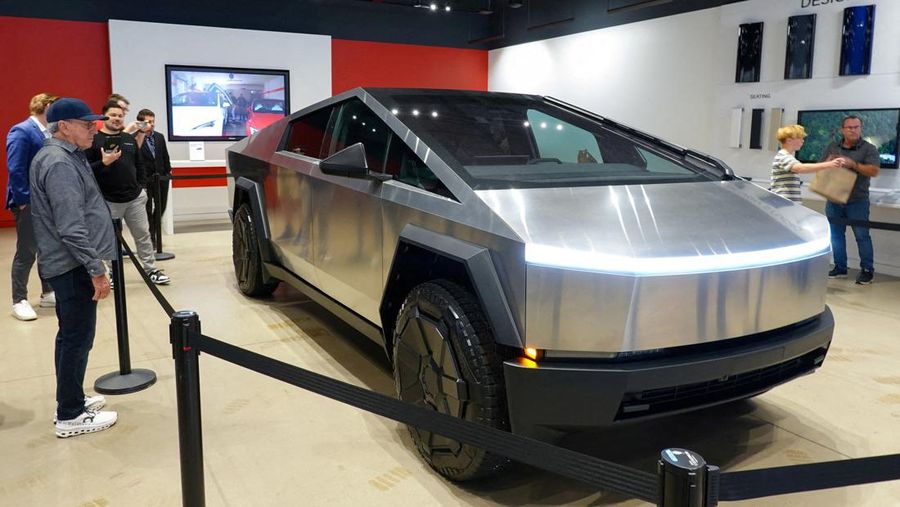 Elon Musk break sejenak dari kontroversi Twitter X, Yahudi, dan Israel. Ia muncul di markas Tesla memamerkan truk pick up listrik Cybertruck. (Tangkapan Layar Video Reuters/TESLA HANDOUT)