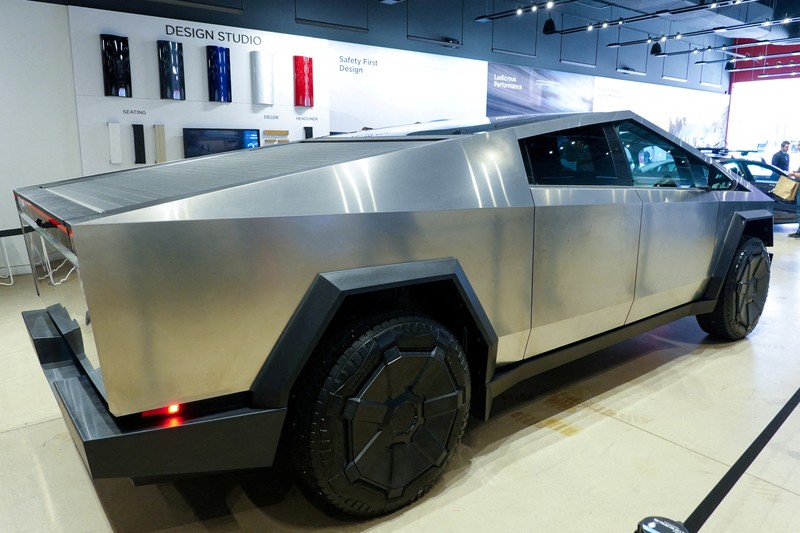 Elon Musk break sejenak dari kontroversi Twitter X, Yahudi, dan Israel. Ia muncul di markas Tesla memamerkan truk pick up listrik Cybertruck. Elon Musk break sejenak dari kontroversi Twitter X, Yahudi, dan Israel. Ia muncul di markas Tesla memamerkan truk pick up listrik Cybertruck. (Tangkapan Layar Video Reuters/TESLA HANDOUT)