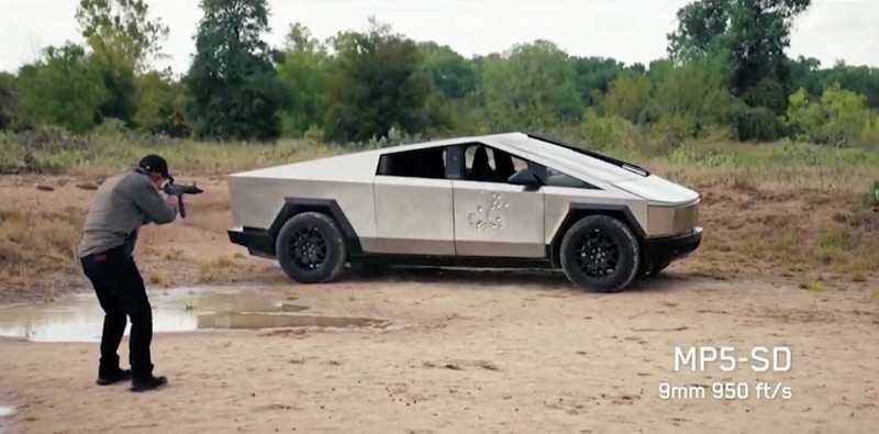 Elon Musk break sejenak dari kontroversi Twitter X, Yahudi, dan Israel. Ia muncul di markas Tesla memamerkan truk pick up listrik Cybertruck. Elon Musk break sejenak dari kontroversi Twitter X, Yahudi, dan Israel. Ia muncul di markas Tesla memamerkan truk pick up listrik Cybertruck. (Tangkapan Layar Video Reuters/TESLA HANDOUT)