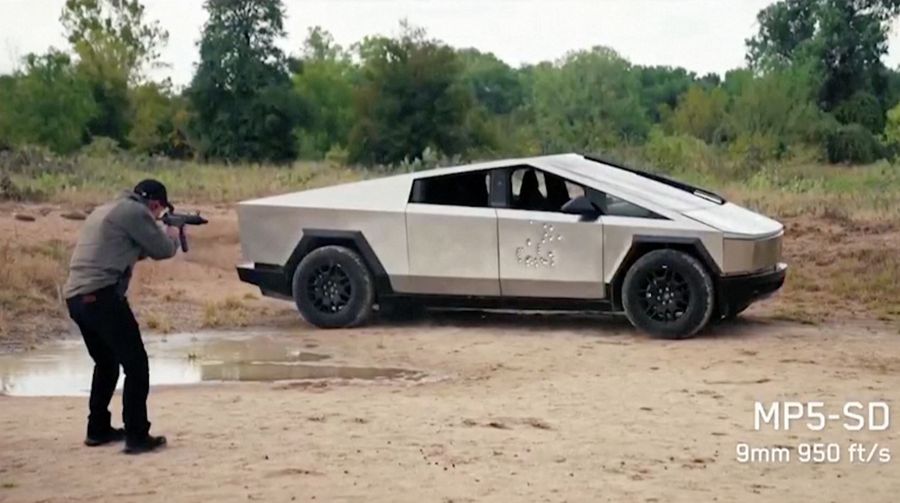 Elon Musk break sejenak dari kontroversi Twitter X, Yahudi, dan Israel. Ia muncul di markas Tesla memamerkan truk pick up listrik Cybertruck. (Tangkapan Layar Video Reuters/TESLA HANDOUT)