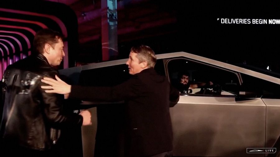 Elon Musk break sejenak dari kontroversi Twitter X, Yahudi, dan Israel. Ia muncul di markas Tesla memamerkan truk pick up listrik Cybertruck. (Tangkapan Layar Video Reuters/TESLA HANDOUT)