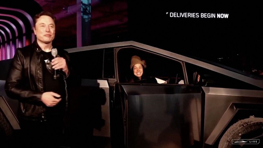 Elon Musk break sejenak dari kontroversi Twitter X, Yahudi, dan Israel. Ia muncul di markas Tesla memamerkan truk pick up listrik Cybertruck. (Tangkapan Layar Video Reuters/TESLA HANDOUT)