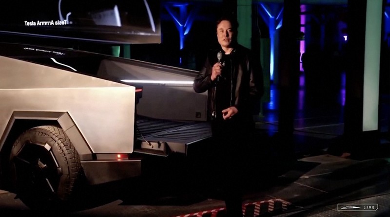Elon Musk break sejenak dari kontroversi Twitter X, Yahudi, dan Israel. Ia muncul di markas Tesla memamerkan truk pick up listrik Cybertruck. Elon Musk break sejenak dari kontroversi Twitter X, Yahudi, dan Israel. Ia muncul di markas Tesla memamerkan truk pick up listrik Cybertruck. (Tangkapan Layar Video Reuters/TESLA HANDOUT)