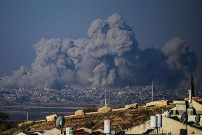 Tentara Israel beroperasi di Jalur Gaza, setelah gencatan senjata sementara antara Israel dan kelompok Islam Palestina Hamas berakhir, dalam gambar selebaran yang dirilis pada 1 Desember 2023. Tentara Israel beroperasi di Jalur Gaza, setelah gencatan senjata sementara antara Israel dan kelompok Islam Palestina Hamas berakhir, dalam gambar selebaran yang dirilis pada 1 Desember 2023. (Israel Defense Forces/Handout via REUTERS)