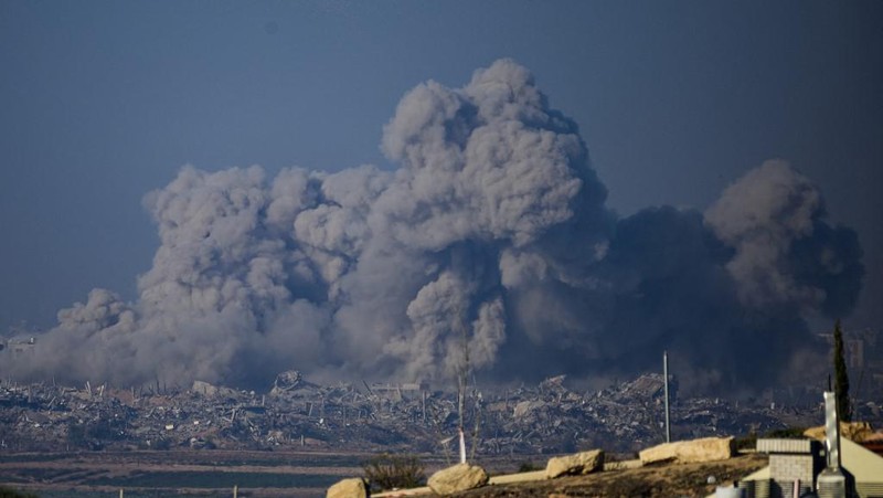 Tentara Israel beroperasi di Jalur Gaza, setelah gencatan senjata sementara antara Israel dan kelompok Islam Palestina Hamas berakhir, dalam gambar selebaran yang dirilis pada 1 Desember 2023. (Israel Defense Forces/Handout via REUTERS)