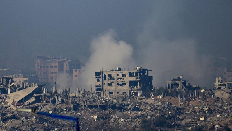 Tentara Israel beroperasi di Jalur Gaza, setelah gencatan senjata sementara antara Israel dan kelompok Islam Palestina Hamas berakhir, dalam gambar selebaran yang dirilis pada 1 Desember 2023. (Israel Defense Forces/Handout via REUTERS)