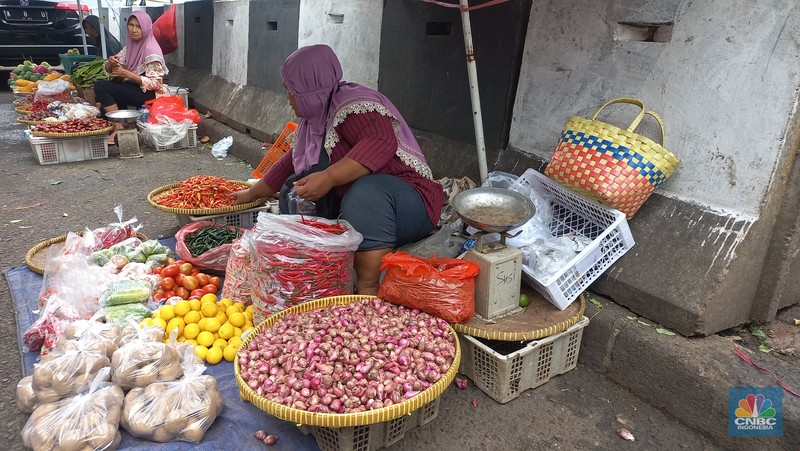 Harga cabai masih menjadi komoditas yang mengalami kenaikan pada Jumat (1/12). Harga cabai merah dan cabe rawit telah mengalami kenaikan dari beberapa minggu lalu. Harga cabai masih menjadi komoditas yang mengalami kenaikan pada Jumat (1/12). Harga cabai merah dan cabe rawit telah mengalami kenaikan dari beberapa minggu lalu. (CNBC Indonesia/Muhammad Sabki)