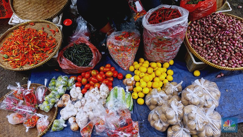 Harga cabai masih menjadi komoditas yang mengalami kenaikan pada Jumat (1/12). Harga cabai merah dan cabe rawit telah mengalami kenaikan dari beberapa minggu lalu. (CNBC Indonesia/Muhammad Sabki)