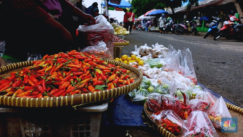 Harga cabai masih menjadi komoditas yang mengalami kenaikan pada Jumat (1/12). Harga cabai merah dan cabe rawit telah mengalami kenaikan dari beberapa minggu lalu. Harga cabai masih menjadi komoditas yang mengalami kenaikan pada Jumat (1/12). Harga cabai merah dan cabe rawit telah mengalami kenaikan dari beberapa minggu lalu. (CNBC Indonesia/Muhammad Sabki)