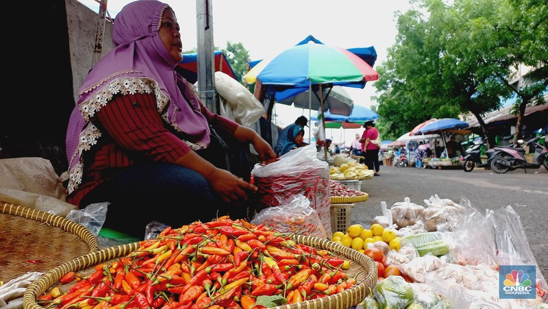 Harga cabai masih menjadi komoditas yang mengalami kenaikan pada Jumat (1/12). Harga cabai merah dan cabe rawit telah mengalami kenaikan dari beberapa minggu lalu. Harga cabai masih menjadi komoditas yang mengalami kenaikan pada Jumat (1/12). Harga cabai merah dan cabe rawit telah mengalami kenaikan dari beberapa minggu lalu. (CNBC Indonesia/Muhammad Sabki)