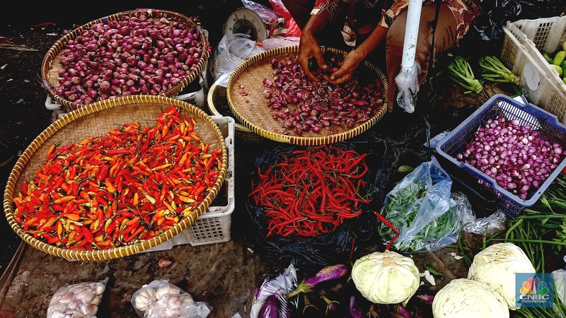 Harga cabai masih menjadi komoditas yang mengalami kenaikan pada Jumat (1/12). Harga cabai merah dan cabe rawit telah mengalami kenaikan dari beberapa minggu lalu. Harga cabai masih menjadi komoditas yang mengalami kenaikan pada Jumat (1/12). Harga cabai merah dan cabe rawit telah mengalami kenaikan dari beberapa minggu lalu. (CNBC Indonesia/Muhammad Sabki)
