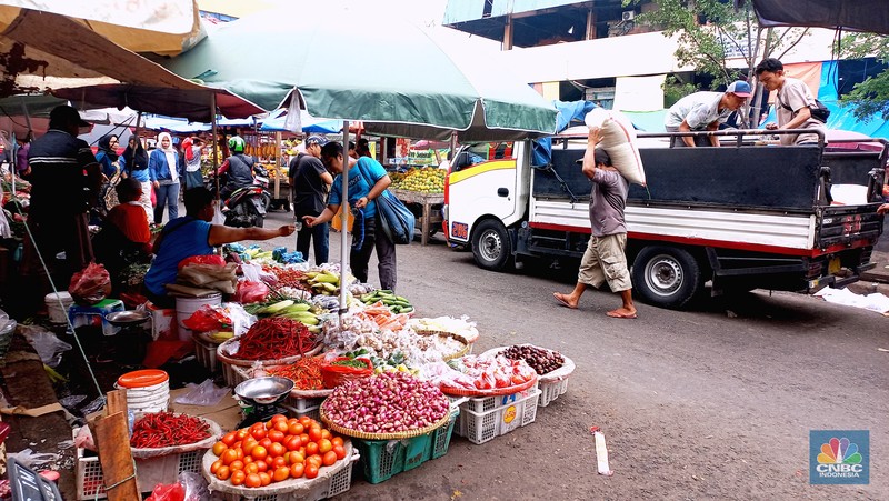 Harga cabai masih menjadi komoditas yang mengalami kenaikan pada Jumat (1/12). Harga cabai merah dan cabe rawit telah mengalami kenaikan dari beberapa minggu lalu. Harga cabai masih menjadi komoditas yang mengalami kenaikan pada Jumat (1/12). Harga cabai merah dan cabe rawit telah mengalami kenaikan dari beberapa minggu lalu. (CNBC Indonesia/Muhammad Sabki)
