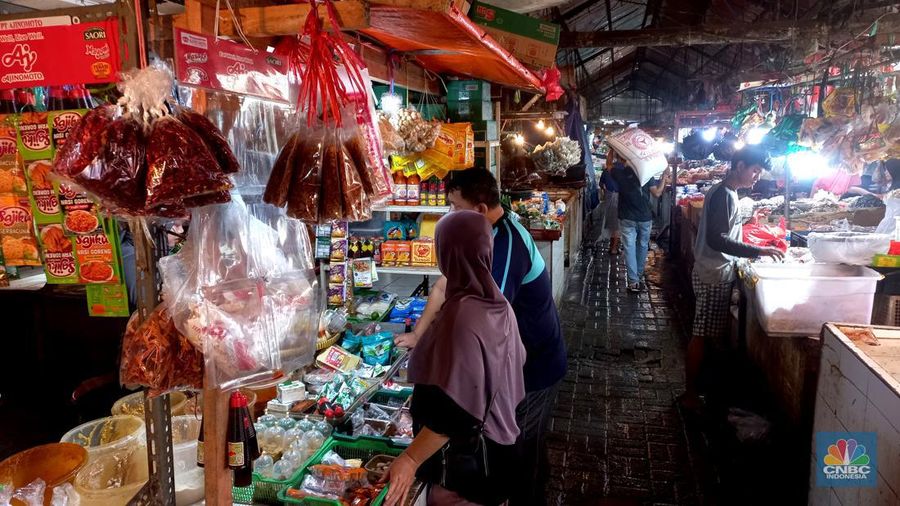 Harga cabai masih menjadi komoditas yang mengalami kenaikan pada Jumat (1/12). Harga cabai merah dan cabe rawit telah mengalami kenaikan dari beberapa minggu lalu. (CNBC Indonesia/Muhammad Sabki)