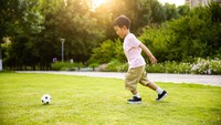 Latihan Bola Anak di Rumah Kurang Maksimal Tanpa Gawang Beneran? Ini Solusinya