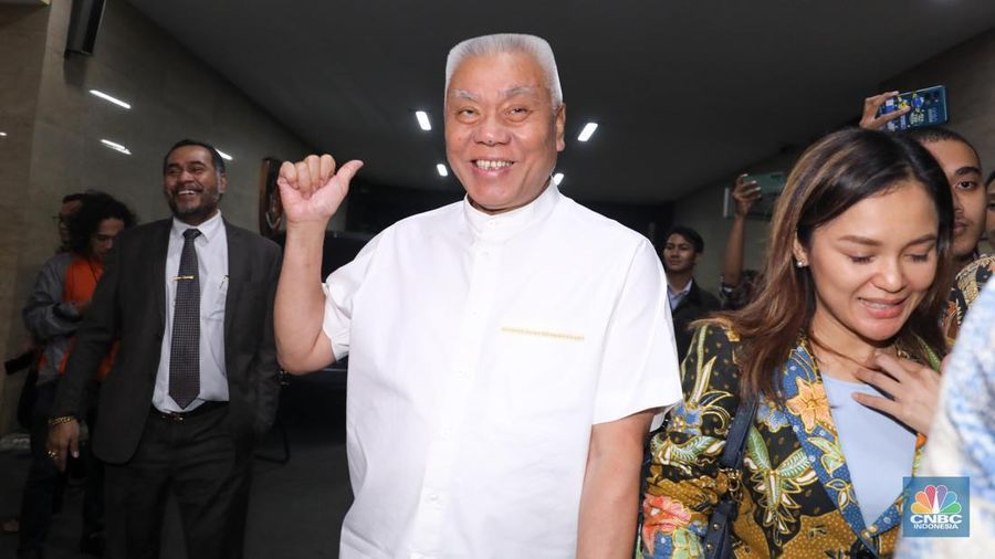 Ketua Harian Pengurus Besar Persatuan Bulutangkis Seluruh Indonesia (PBSI) sekaligus pemilik hotel Alexis, Tirta Juana Darmadji atau Alex Tirta usai menjalani sebagai saksi dalam kasus dugaan pemerasan dengan tersangka Ketua KPK non-aktif Firli Bahuri di Bareskrim Polri, Jakarta Selatan, Jumat (1/12/2023). (CNBC Indonesia/Faisal Rahman)