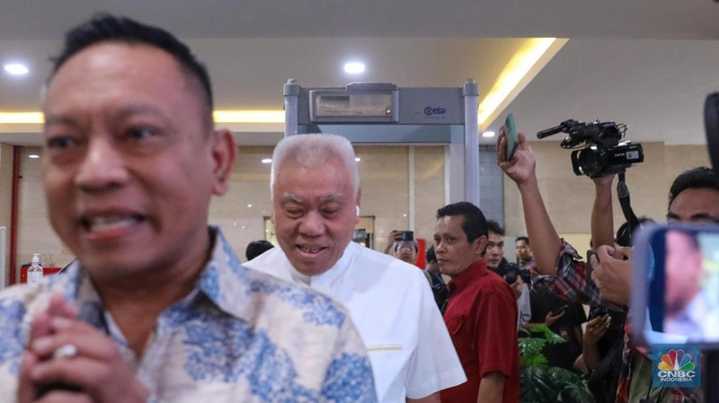 Ketua Harian Pengurus Besar Persatuan Bulutangkis Seluruh Indonesia (PBSI) sekaligus pemilik hotel Alexis, Tirta Juana Darmadji atau Alex Tirta tiba untuk menjalani sebagai saksi di Bareskrim Polri, Jakarta Selatan, Jumat (1/12/2023). Alex Tirta diperiksa sebagai saksi dalam kasus dugaan pemerasan mantan Menteri Pertanian Syahrul Yasin Limpo dengan tersangka Ketua KPK nonaktif Firli Bahuri. (CNBC Indonesia/Faisal Rahman)