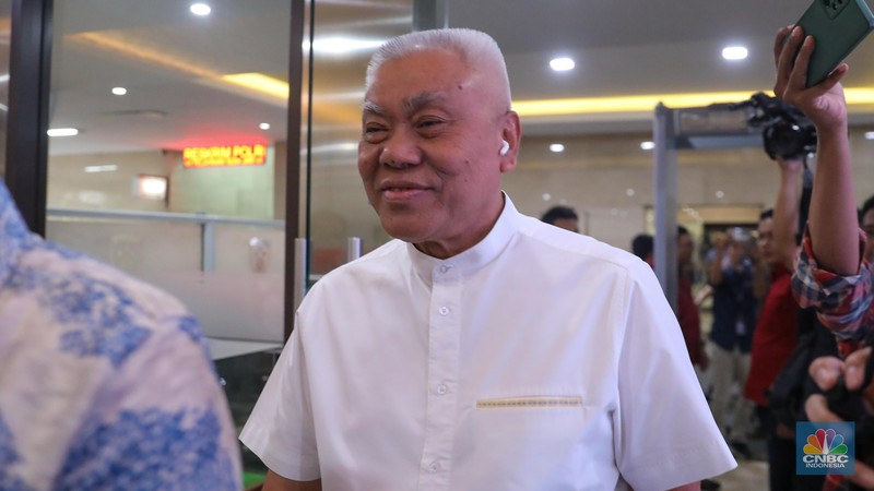 Ketua Harian Pengurus Besar Persatuan Bulutangkis Seluruh Indonesia (PBSI) sekaligus pemilik hotel Alexis, Tirta Juana Darmadji atau Alex Tirta tiba untuk menjalani sebagai saksi di Bareskrim Polri, Jakarta Selatan, Jumat (1/12/2023). Alex Tirta diperiksa sebagai saksi dalam kasus dugaan pemerasan mantan Menteri Pertanian Syahrul Yasin Limpo dengan tersangka Ketua KPK nonaktif Firli Bahuri. (CNBC Indonesia/Faisal Rahman)