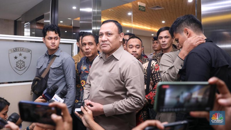 Ketua KPK non-aktif Firli Bahuri memberikan keterangan usai menjalani pemeriksaan sebagai tersangka dalam kasus dugaan pemerasan terhadap mantan Menteri Pertanian Syahrul Yasin Limpo di Bareskrim Polri, Jakarta,  Jumat (1/12/2023). (CNBC Indonesia/Faisal Rahman)
