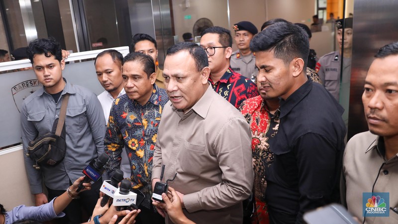 Ketua KPK non-aktif Firli Bahuri memberikan keterangan usai menjalani pemeriksaan sebagai tersangka dalam kasus dugaan pemerasan terhadap mantan Menteri Pertanian Syahrul Yasin Limpo di Bareskrim Polri, Jakarta,  Jumat (1/12/2023). (CNBC Indonesia/Faisal Rahman)