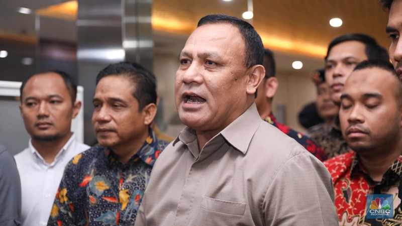 Ketua KPK non-aktif Firli Bahuri memberikan keterangan usai menjalani pemeriksaan sebagai tersangka dalam kasus dugaan pemerasan terhadap mantan Menteri Pertanian Syahrul Yasin Limpo di Bareskrim Polri, Jakarta, Jumat (1/12/2023). Ketua KPK non-aktif Firli Bahuri memberikan keterangan usai menjalani pemeriksaan sebagai tersangka dalam kasus dugaan pemerasan terhadap mantan Menteri Pertanian Syahrul Yasin Limpo di Bareskrim Polri, Jakarta, Jumat (1/12/2023). (CNBC Indonesia/Faisal Rahman)