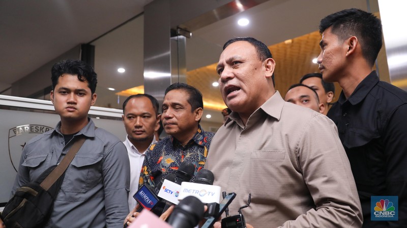 Ketua KPK non-aktif Firli Bahuri memberikan keterangan usai menjalani pemeriksaan sebagai tersangka dalam kasus dugaan pemerasan terhadap mantan Menteri Pertanian Syahrul Yasin Limpo di Bareskrim Polri, Jakarta, Jumat (1/12/2023). Ketua KPK non-aktif Firli Bahuri memberikan keterangan usai menjalani pemeriksaan sebagai tersangka dalam kasus dugaan pemerasan terhadap mantan Menteri Pertanian Syahrul Yasin Limpo di Bareskrim Polri, Jakarta, Jumat (1/12/2023). (CNBC Indonesia/Faisal Rahman)