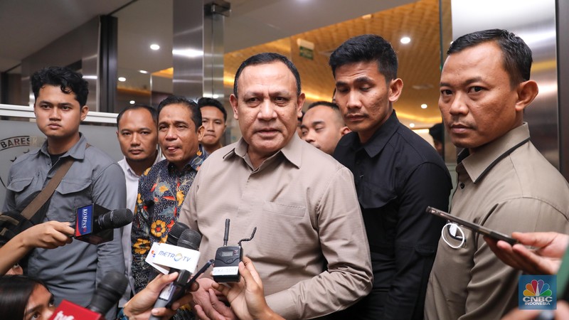 Ketua KPK non-aktif Firli Bahuri memberikan keterangan usai menjalani pemeriksaan sebagai tersangka dalam kasus dugaan pemerasan terhadap mantan Menteri Pertanian Syahrul Yasin Limpo di Bareskrim Polri, Jakarta, Jumat (1/12/2023). Ketua KPK non-aktif Firli Bahuri memberikan keterangan usai menjalani pemeriksaan sebagai tersangka dalam kasus dugaan pemerasan terhadap mantan Menteri Pertanian Syahrul Yasin Limpo di Bareskrim Polri, Jakarta, Jumat (1/12/2023). (CNBC Indonesia/Faisal Rahman)