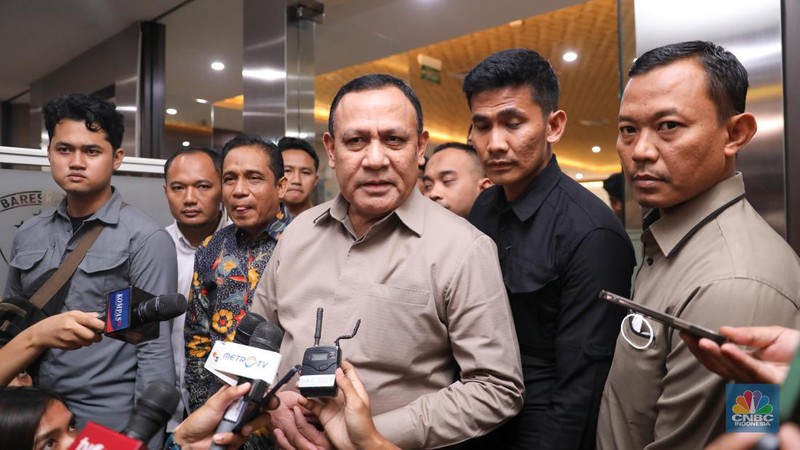 Ketua KPK non-aktif Firli Bahuri memberikan keterangan usai menjalani pemeriksaan sebagai tersangka dalam kasus dugaan pemerasan terhadap mantan Menteri Pertanian Syahrul Yasin Limpo di Bareskrim Polri, Jakarta,  Jumat (1/12/2023). (CNBC Indonesia/Faisal Rahman)