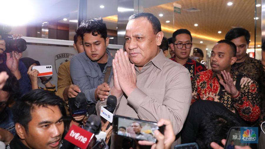 Ketua KPK non-aktif Firli Bahuri memberikan keterangan usai menjalani pemeriksaan sebagai tersangka dalam kasus dugaan pemerasan terhadap mantan Menteri Pertanian Syahrul Yasin Limpo di Bareskrim Polri, Jakarta, Jumat (1/12/2023). (վ/Faisal Rahman)