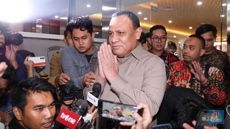 Ketua KPK non-aktif Firli Bahuri memberikan keterangan usai menjalani pemeriksaan sebagai tersangka dalam kasus dugaan pemerasan terhadap mantan Menteri Pertanian Syahrul Yasin Limpo di Bareskrim Polri, Jakarta,  Jumat (1/12/2023). (CNBC Indonesia/Faisal Rahman)