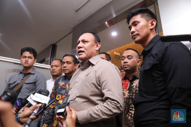 Ketua KPK non-aktif Firli Bahuri memberikan keterangan usai menjalani pemeriksaan sebagai tersangka dalam kasus dugaan pemerasan terhadap mantan Menteri Pertanian Syahrul Yasin Limpo di Bareskrim Polri, Jakarta, Jumat (1/12/2023). Ketua KPK non-aktif Firli Bahuri memberikan keterangan usai menjalani pemeriksaan sebagai tersangka dalam kasus dugaan pemerasan terhadap mantan Menteri Pertanian Syahrul Yasin Limpo di Bareskrim Polri, Jakarta, Jumat (1/12/2023). (CNBC Indonesia/Faisal Rahman)