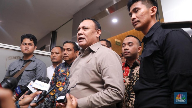 Ketua KPK non-aktif Firli Bahuri memberikan keterangan usai menjalani pemeriksaan sebagai tersangka dalam kasus dugaan pemerasan terhadap mantan Menteri Pertanian Syahrul Yasin Limpo di Bareskrim Polri, Jakarta,  Jumat (1/12/2023). (CNBC Indonesia/Faisal Rahman)