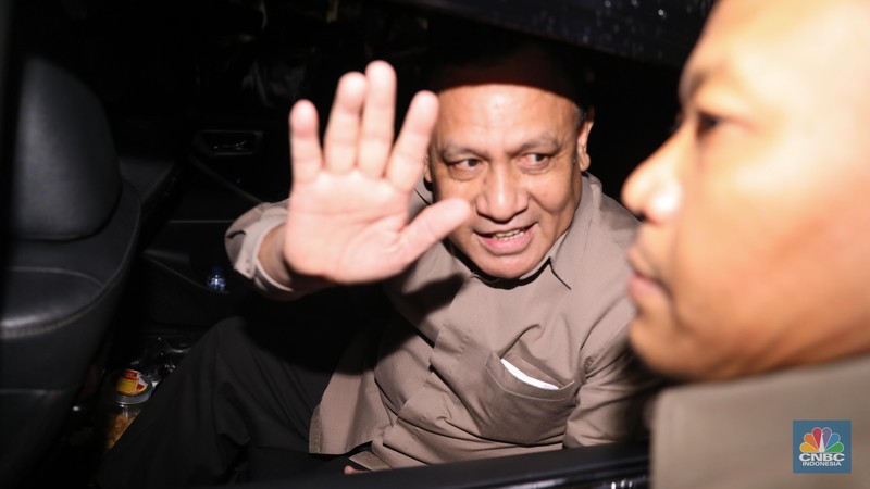 Ketua KPK non-aktif Firli Bahuri memberikan keterangan usai menjalani pemeriksaan sebagai tersangka dalam kasus dugaan pemerasan terhadap mantan Menteri Pertanian Syahrul Yasin Limpo di Bareskrim Polri, Jakarta,  Jumat (1/12/2023). (CNBC Indonesia/Faisal Rahman)