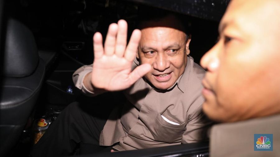 Ketua KPK non-aktif Firli Bahuri memberikan keterangan usai menjalani pemeriksaan sebagai tersangka dalam kasus dugaan pemerasan terhadap mantan Menteri Pertanian Syahrul Yasin Limpo di Bareskrim Polri, Jakarta,  Jumat (1/12/2023). (CNBC Indonesia/Faisal Rahman)